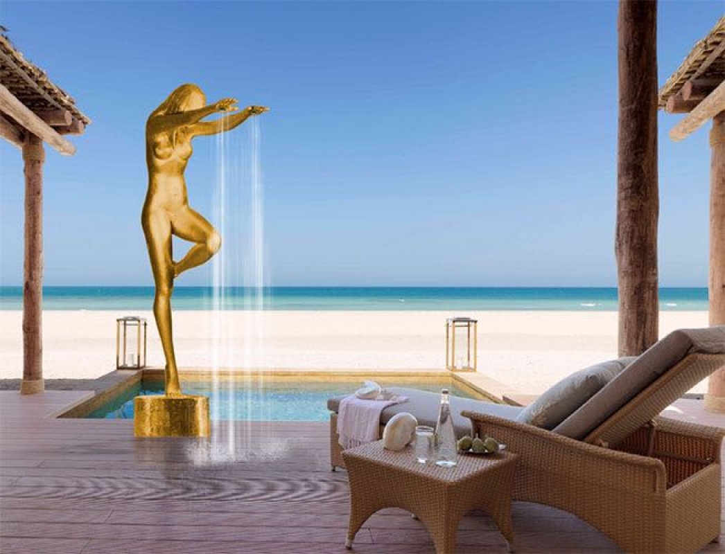 Skulptur als Pooldusche