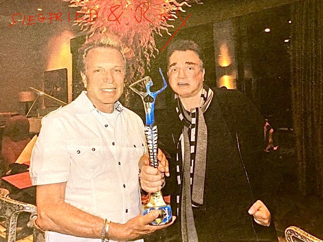 Siegfried & Roy mit der Skulptur "Esperanza"